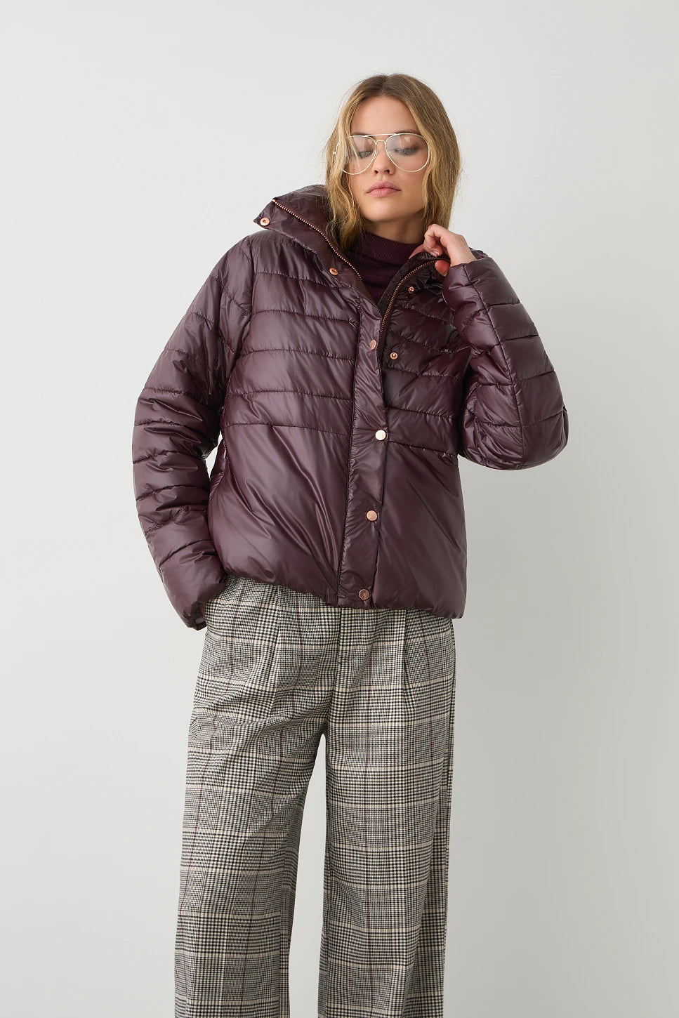 Plumífero corto con cuello de pelo — look completo