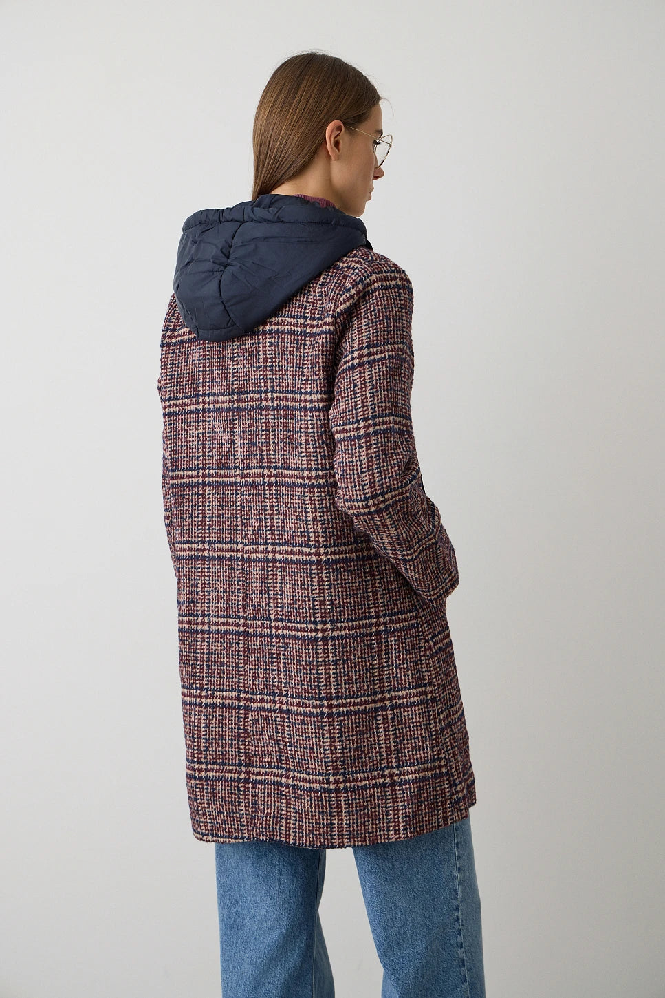 Abrigo pata de gallo con capucha — vista trasera en modelo