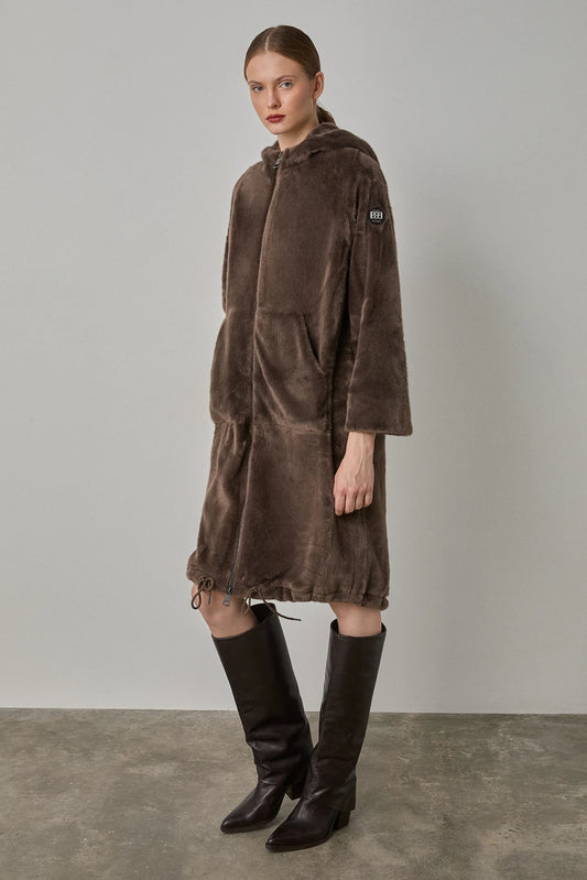 Abrigo largo efecto ante y borreguito — vista frontal en modelo