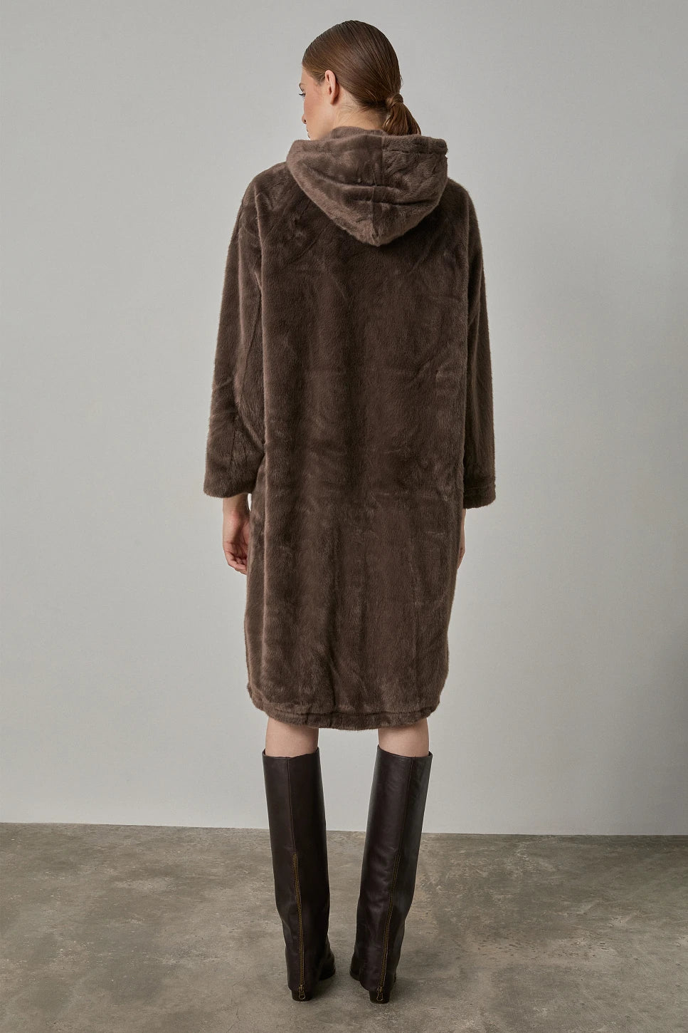 Abrigo largo efecto ante y borreguito — vista trasera