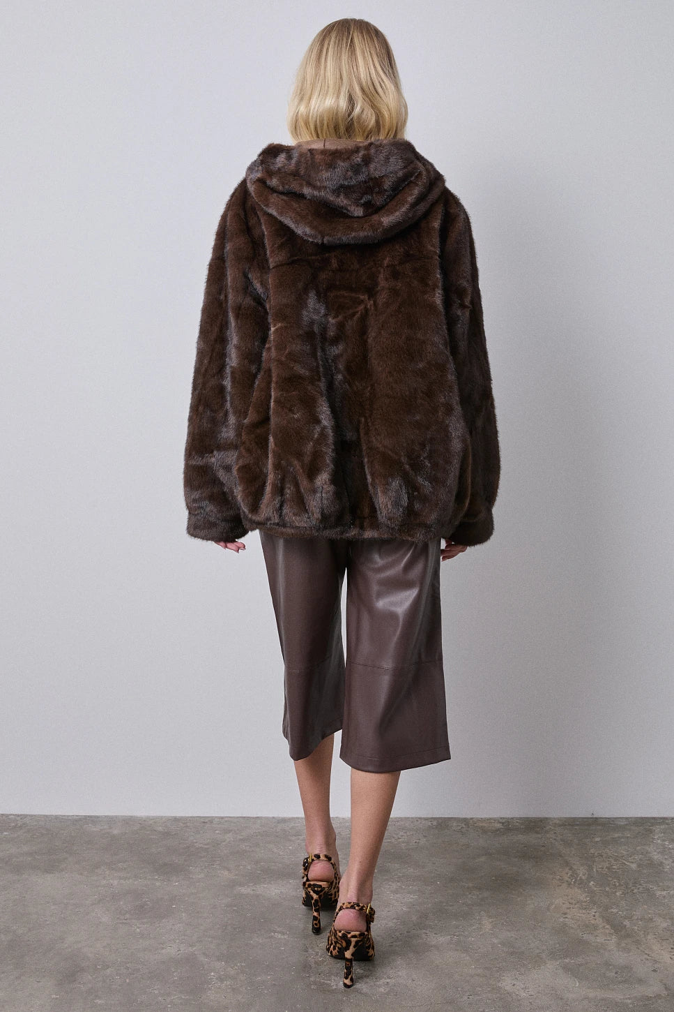 Chaqueta efecto peluche marrón — vista trasera