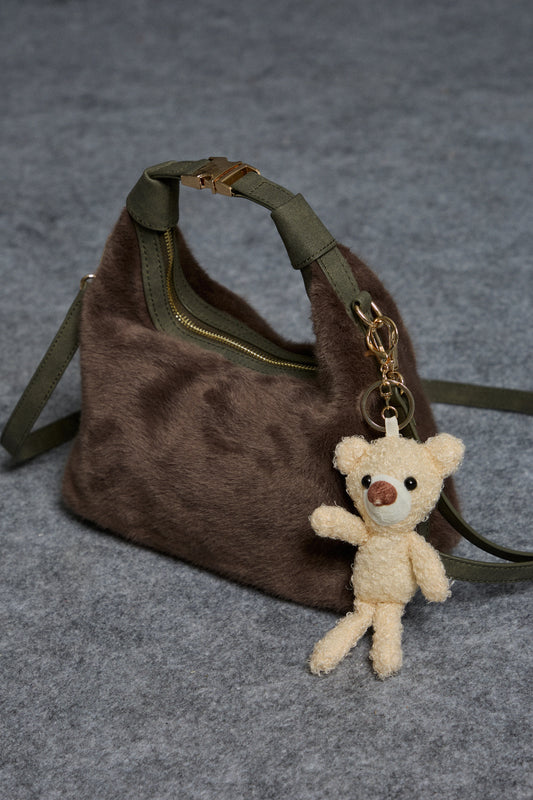 Bolso de hombro efecto piel con detalle colgante