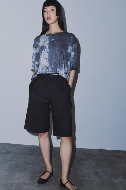 Detalle de Camiseta tie-dye con aplicaciones joya de BSB en color carbon