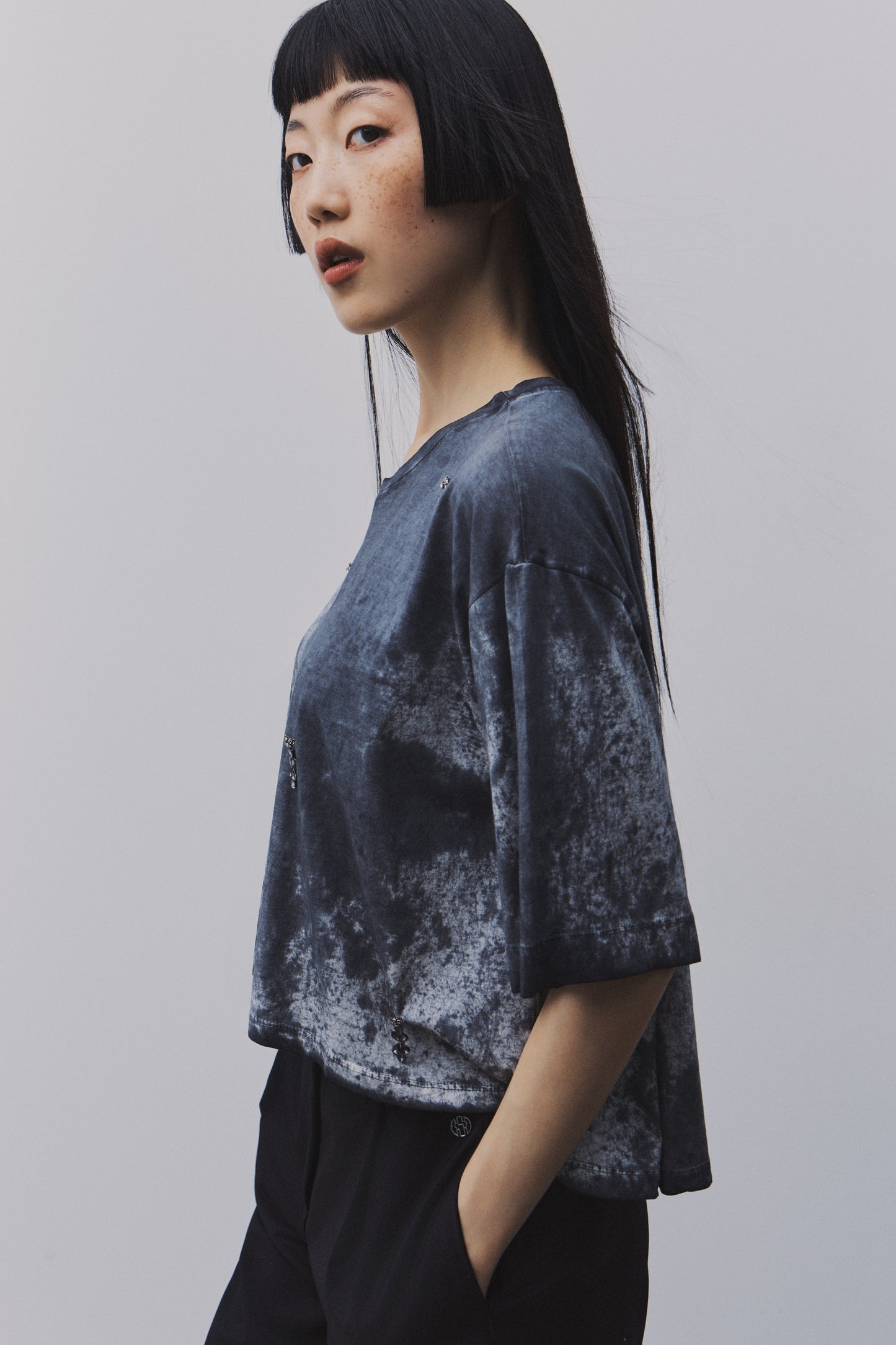 Detalle de Camiseta tie-dye con aplicaciones joya de BSB