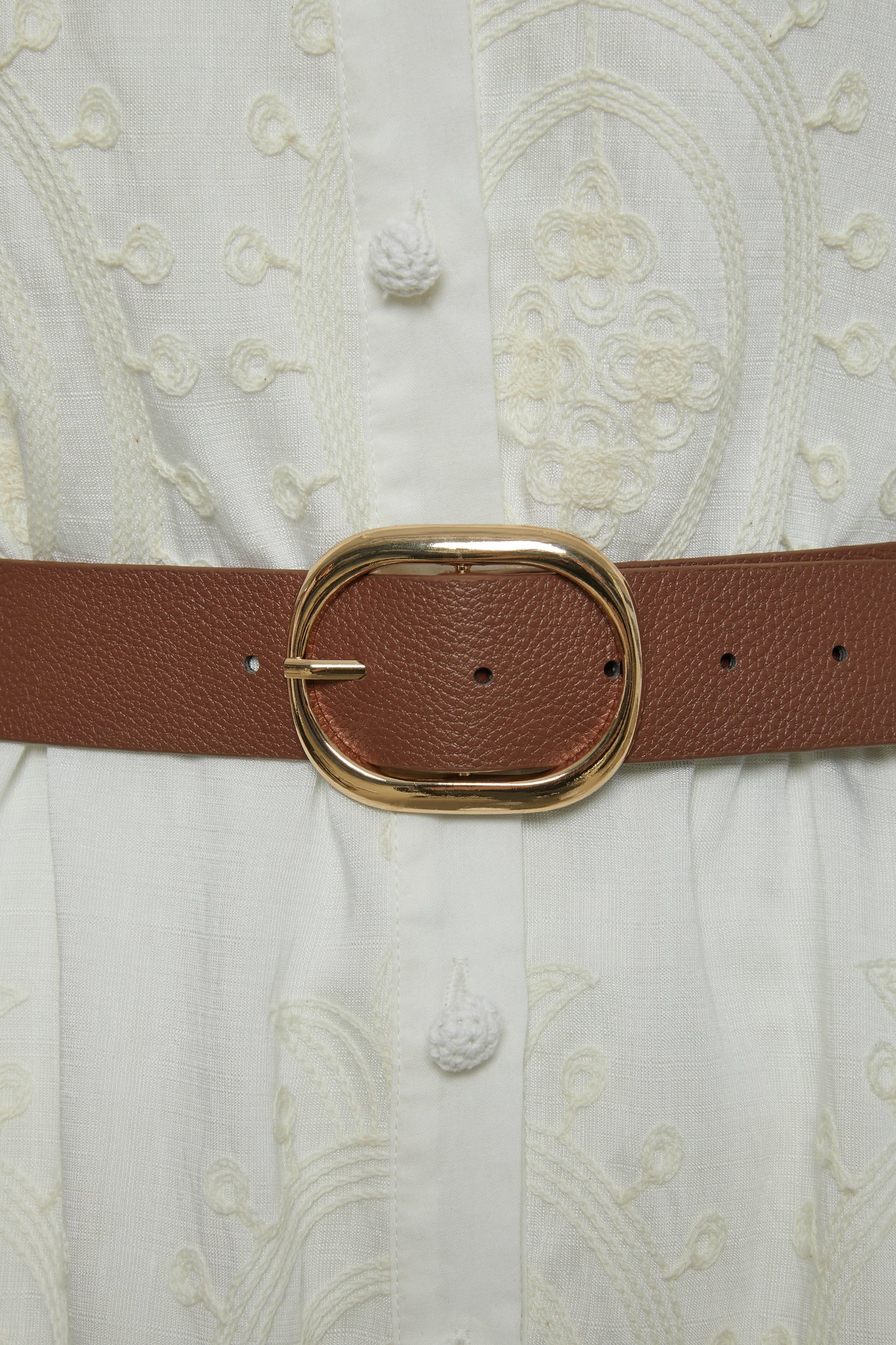 Vista de espalda de vestido camisero BSB con cinturón