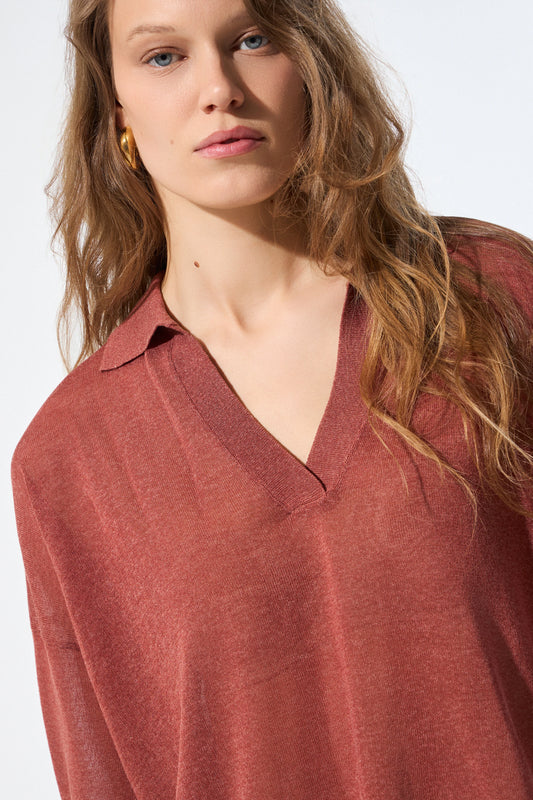Detalle de Polo de punto con cuello y escote V de BSB en color teja