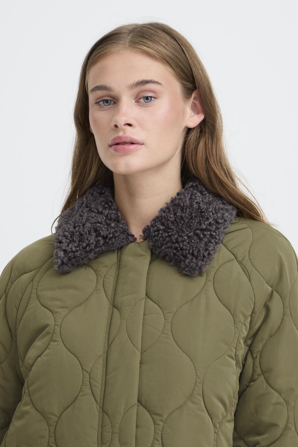 Detalle del cuello desmontable de la cazadora “Ihsonora”