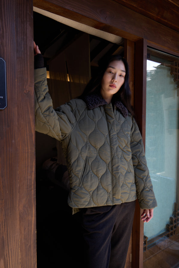 Cazadora acolchada “Ihsonora” — detalle de textura acolchada