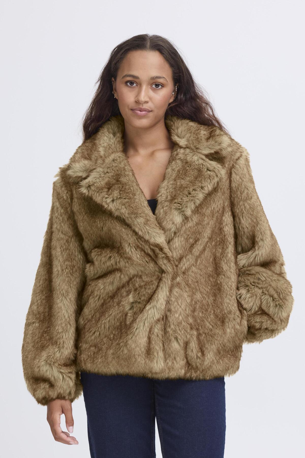 Cazadora efecto pelo “Ihfazoca” — vista frontal