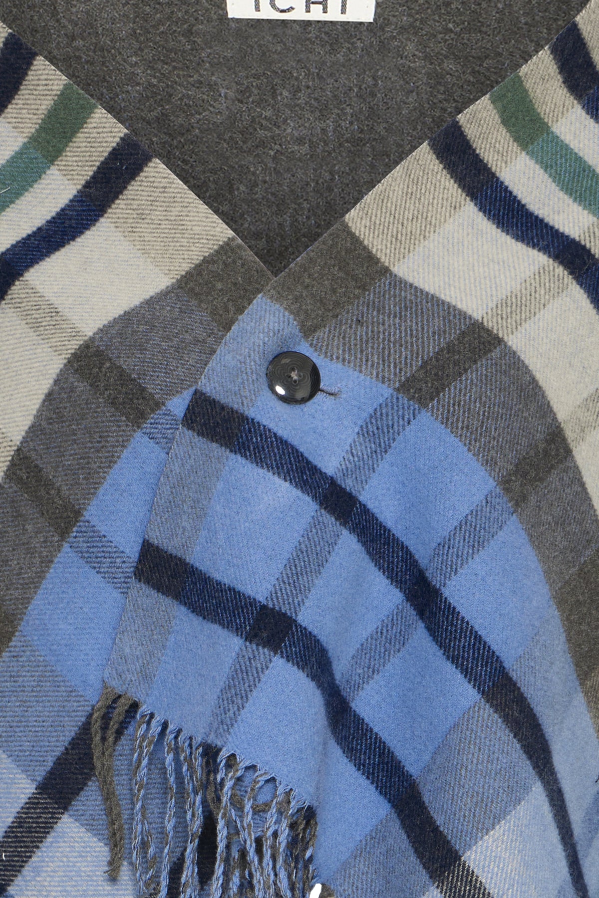 Detalle de flecos y textura del poncho “Iamerle”