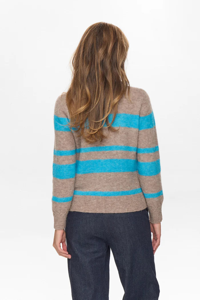 Jersey de rayas anchas con cuello polo en color Aquarius— vista frontal