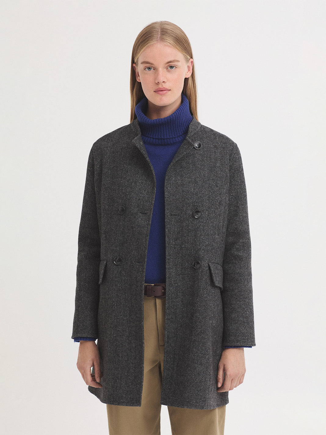 Abrigo de espiga gris con doble cruce — vista frontal abierto