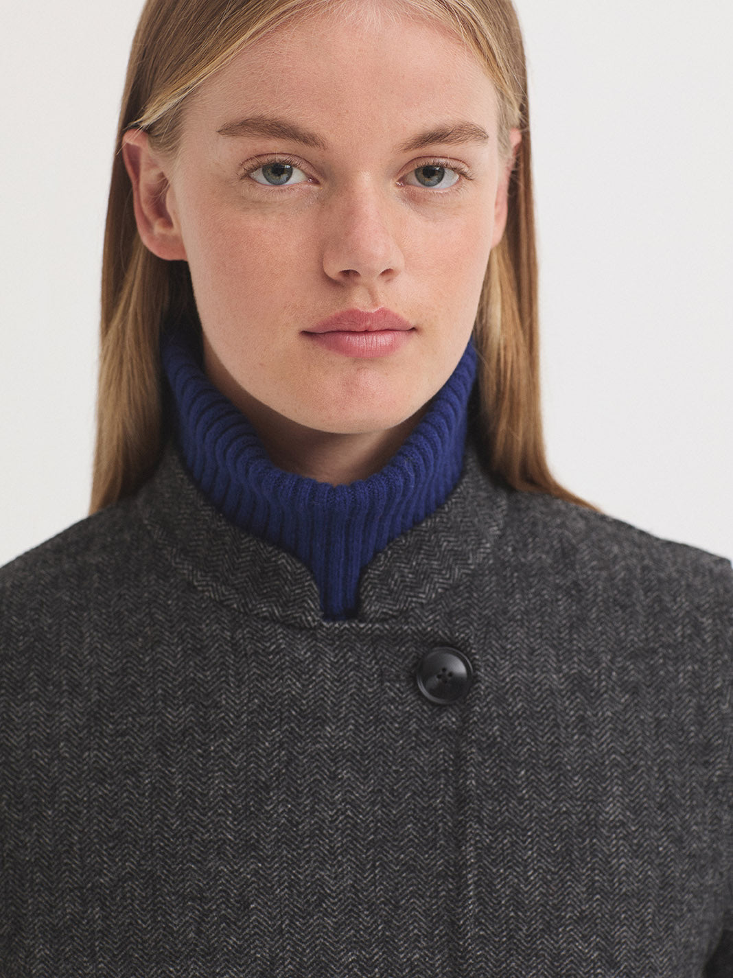 Abrigo de espiga gris con doble cruce — vista frontal abierto