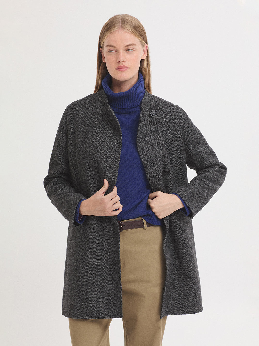 Abrigo de espiga gris — vista tres cuartos