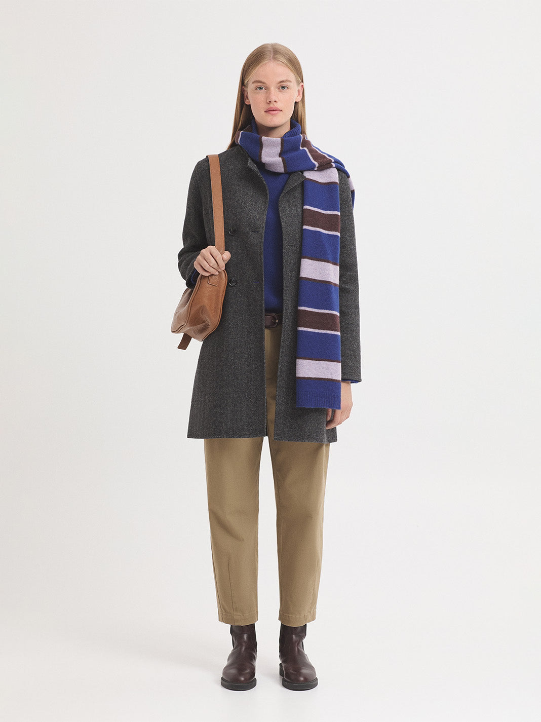 Abrigo de lana en espiga color gris con cuello mao — vista frontal en modelo