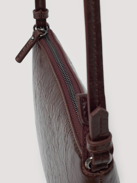 Detalle de textura y costuras del bolso bandolera doble