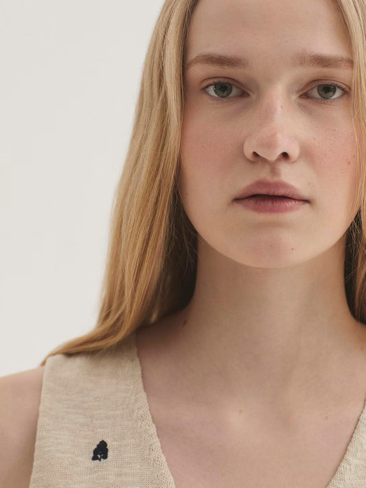 Chaleco de punto bordado Provençal de Nice Things en color crudo