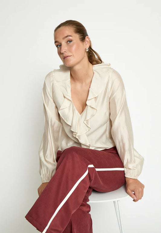 Blusa fluida con volantes y cuello en pico — DSJunia Blouse