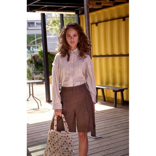 Short de tiro bajo — Nella Low Waisted Shorts en Marrón shiitake de Desires