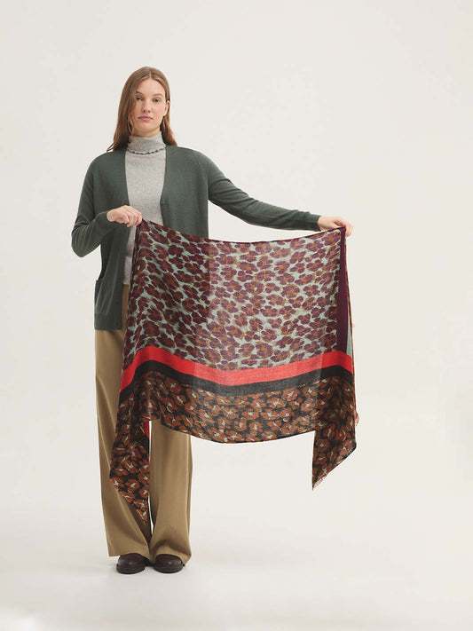 Fular “Leo” — look completo en modelo