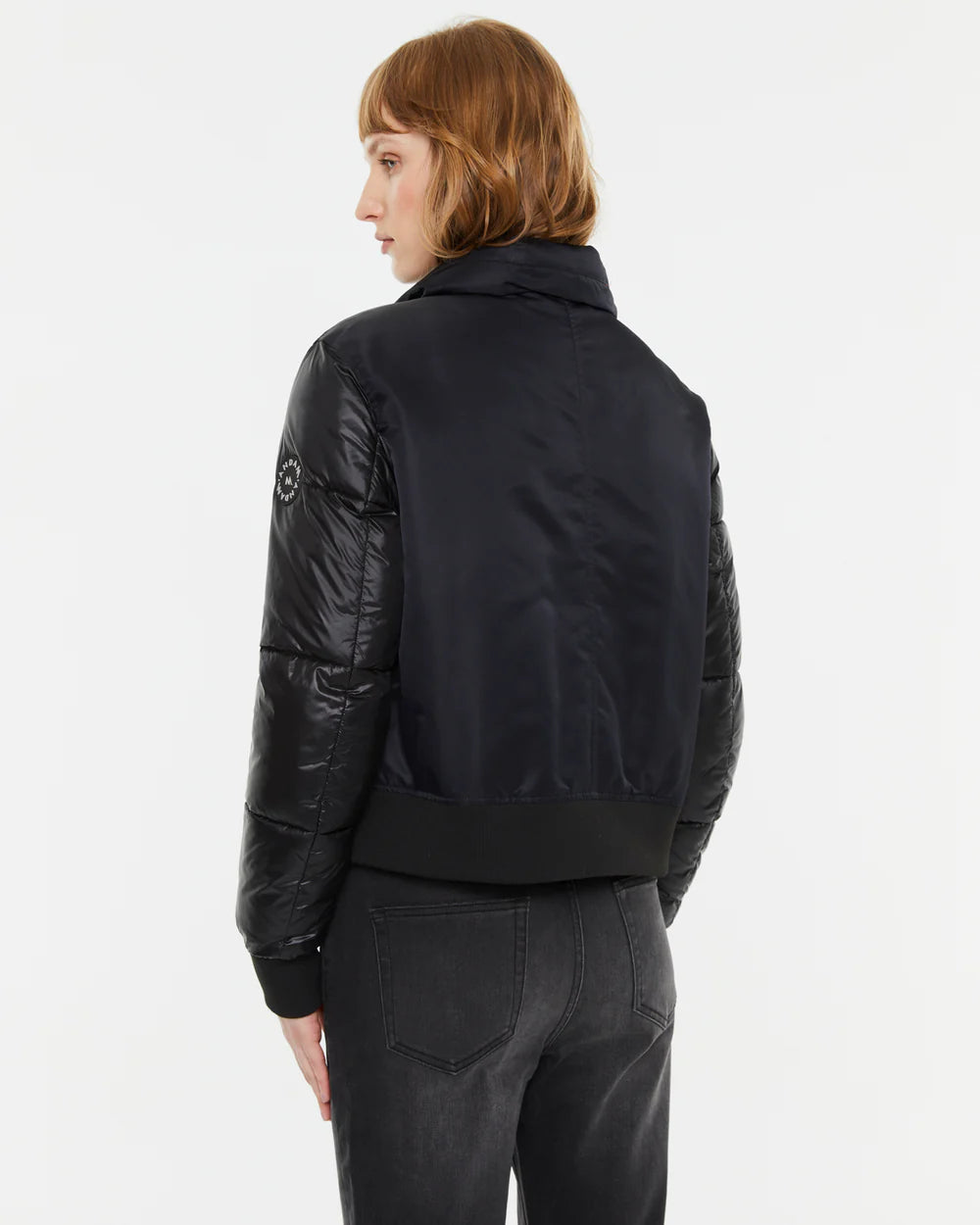 Parka acolchada corta — vista trasera