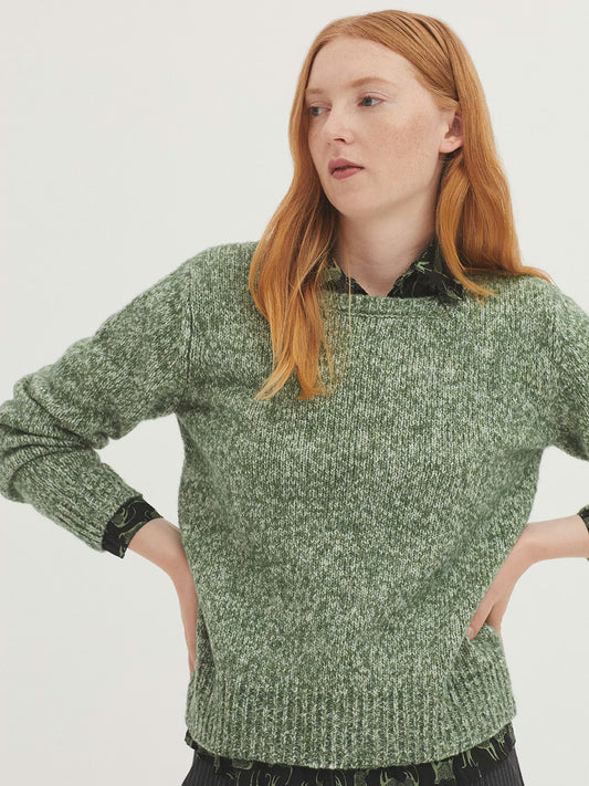 Detalle de textura jaspeada y canalé del jersey de hilo torzal.