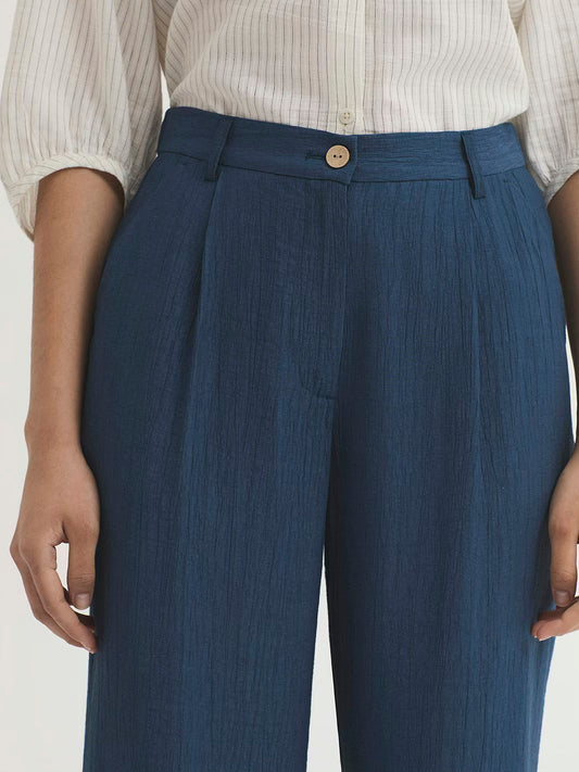 Pantalón de bambula en viscosa de Nice Things en color azul intenso