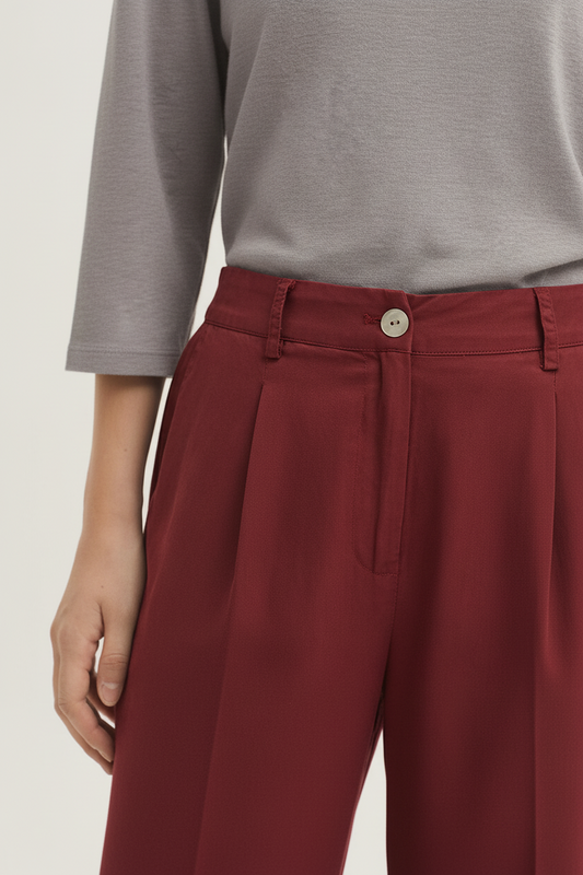 Pantalón recto de Tencel sobretintado de Nice Things en color rojo intenso