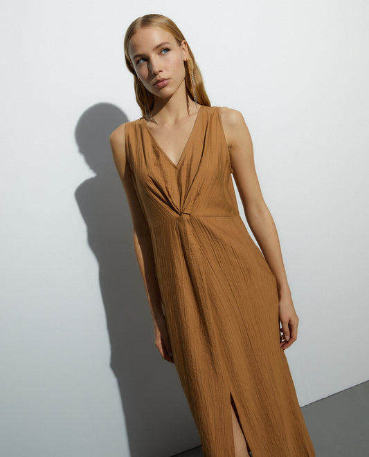 Vista de vestido largo satinado Andam con escote drapeado