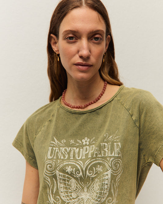 Detalle de Camiseta con print de mariposa de System Action en color verde