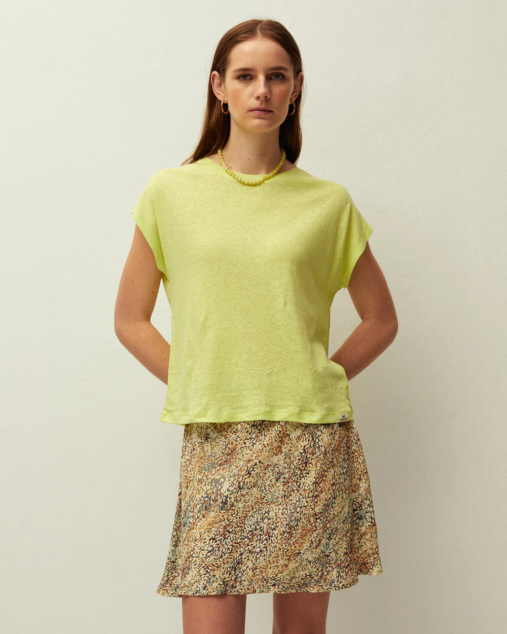 Camiseta System Action de lino para mujer en amarillo