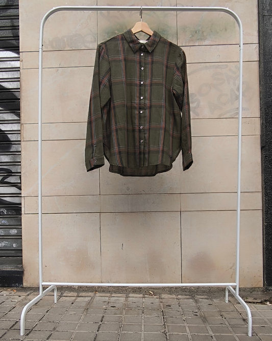 Camisa de cuadros verde, vista en percha