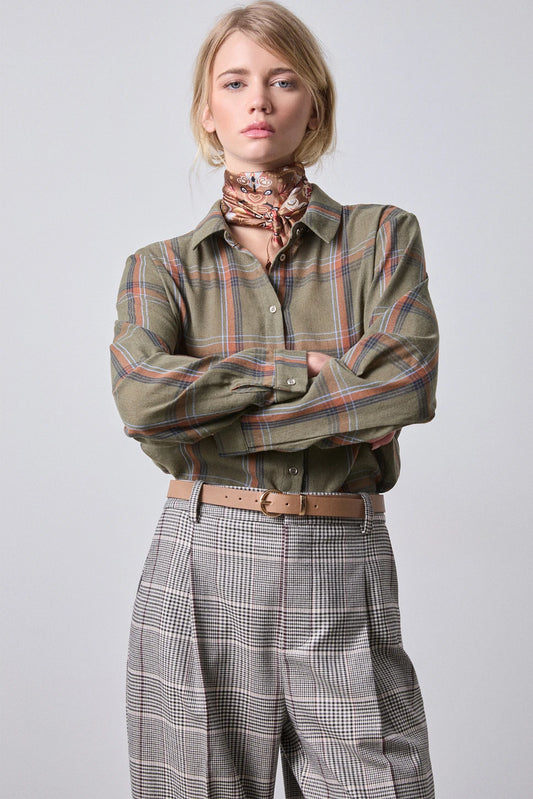 Camisa de cuadros con cuello camisero, vista frontal