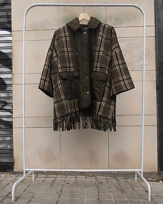 Capa de cuadros con capucha y flecos — vista en percha