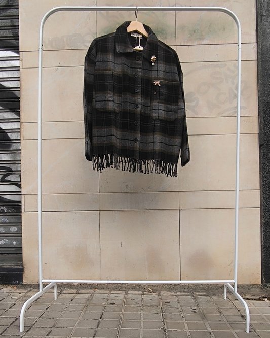 Sobrecamisa de cuadros con flecos — vista en percha