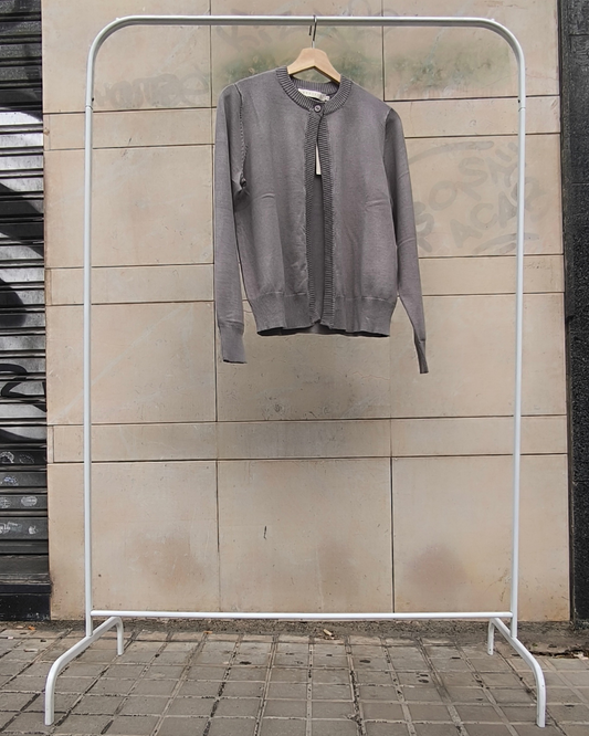 Cardigan gris jaspeado con cuello redondo y botón único — vista en percha