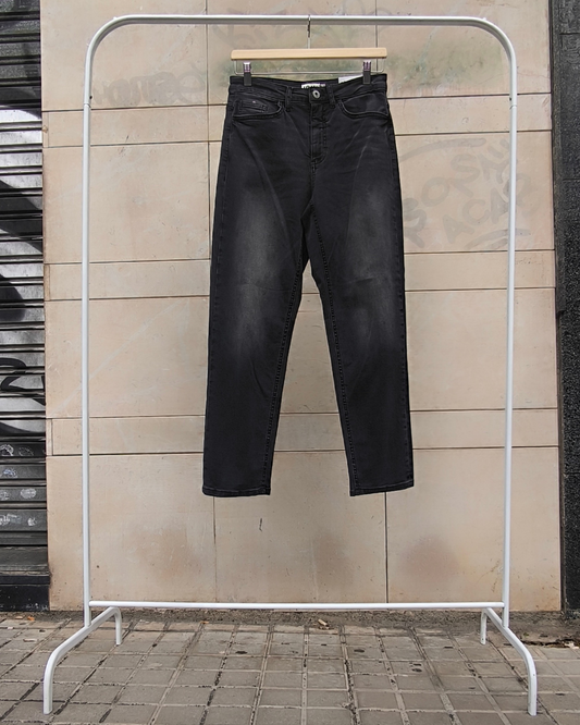 Vaquero recto Raven en gris — vista en percha