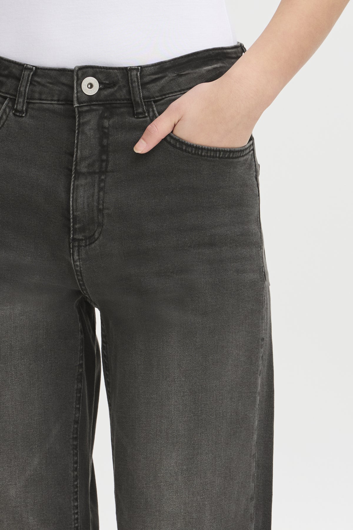 Detalle de bolsillo y cremallera del vaquero Raven gris