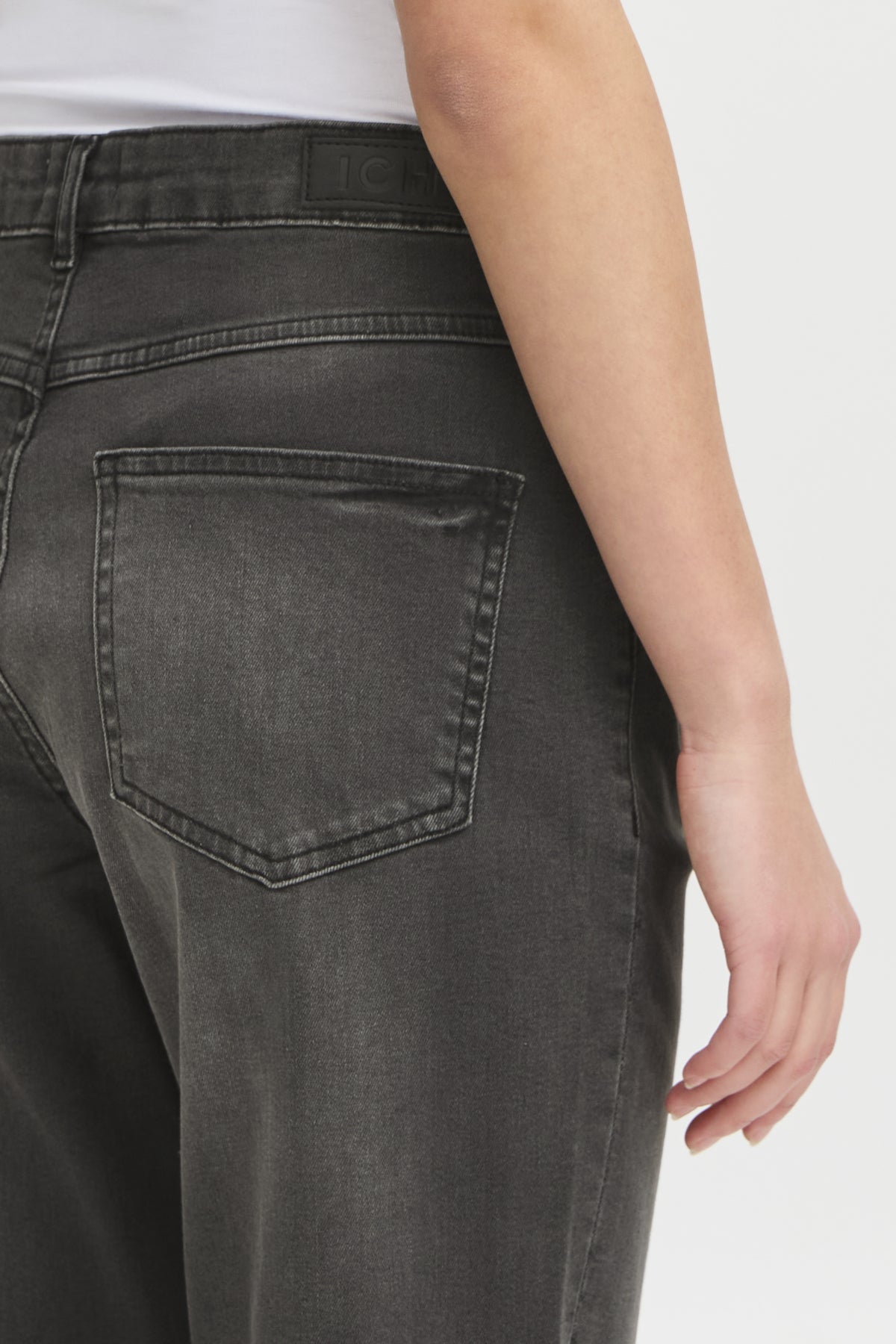 Vaquero Raven gris — vista trasera en modelo