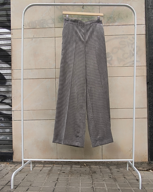 Pantalón palazzo efecto pana en gris, vista en percha