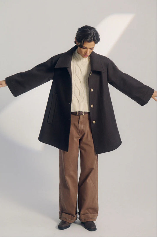 Abrigo corto Nukimberly — look completo en modelo