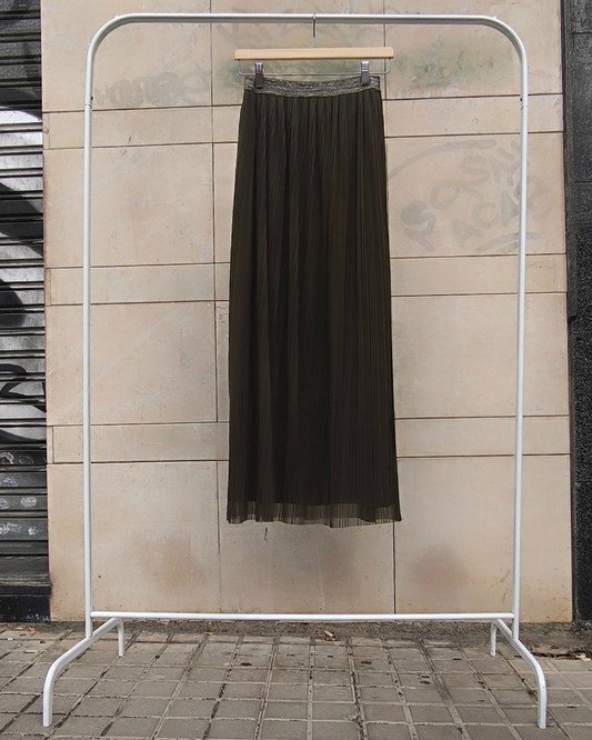 Falda larga plisada Numea en verde GrapeFalda larga plisada Numea en verde Grape Leaf — vista en percha (portada)Leaf — vista en percha (portada)