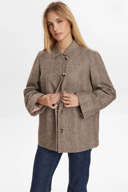 Chaqueta corta tweed con botones en color topo — vista frontal