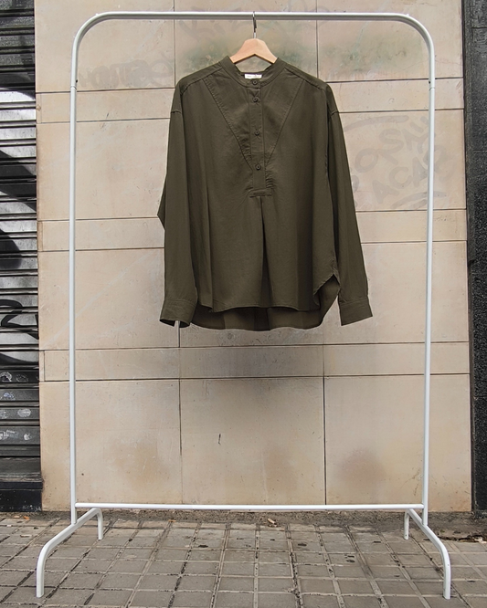 Blusa de tencel caqui en percha, cuello mao y tapeta con botones
