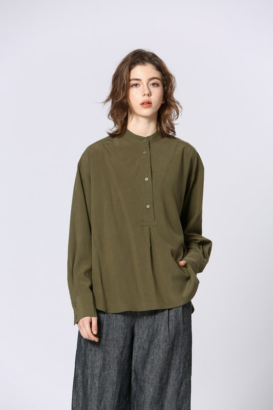 Blusa tencel caqui vista frontal, cuello mao y caída fluida