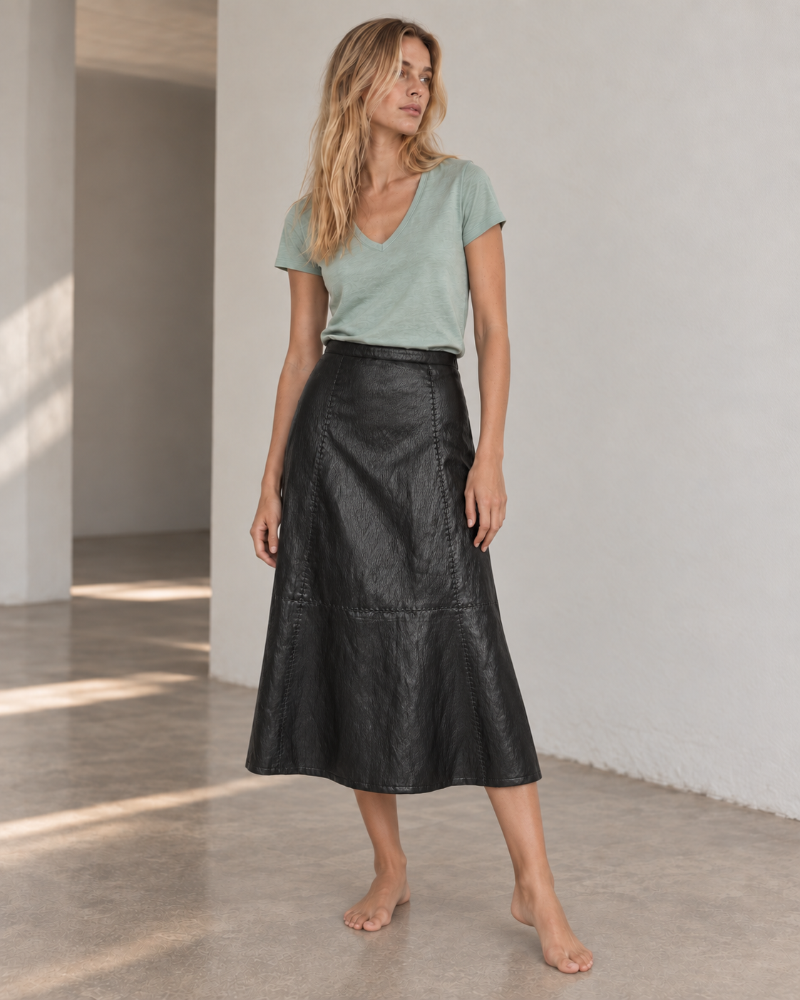 Falda midi efecto piel negra de BSB Fashion