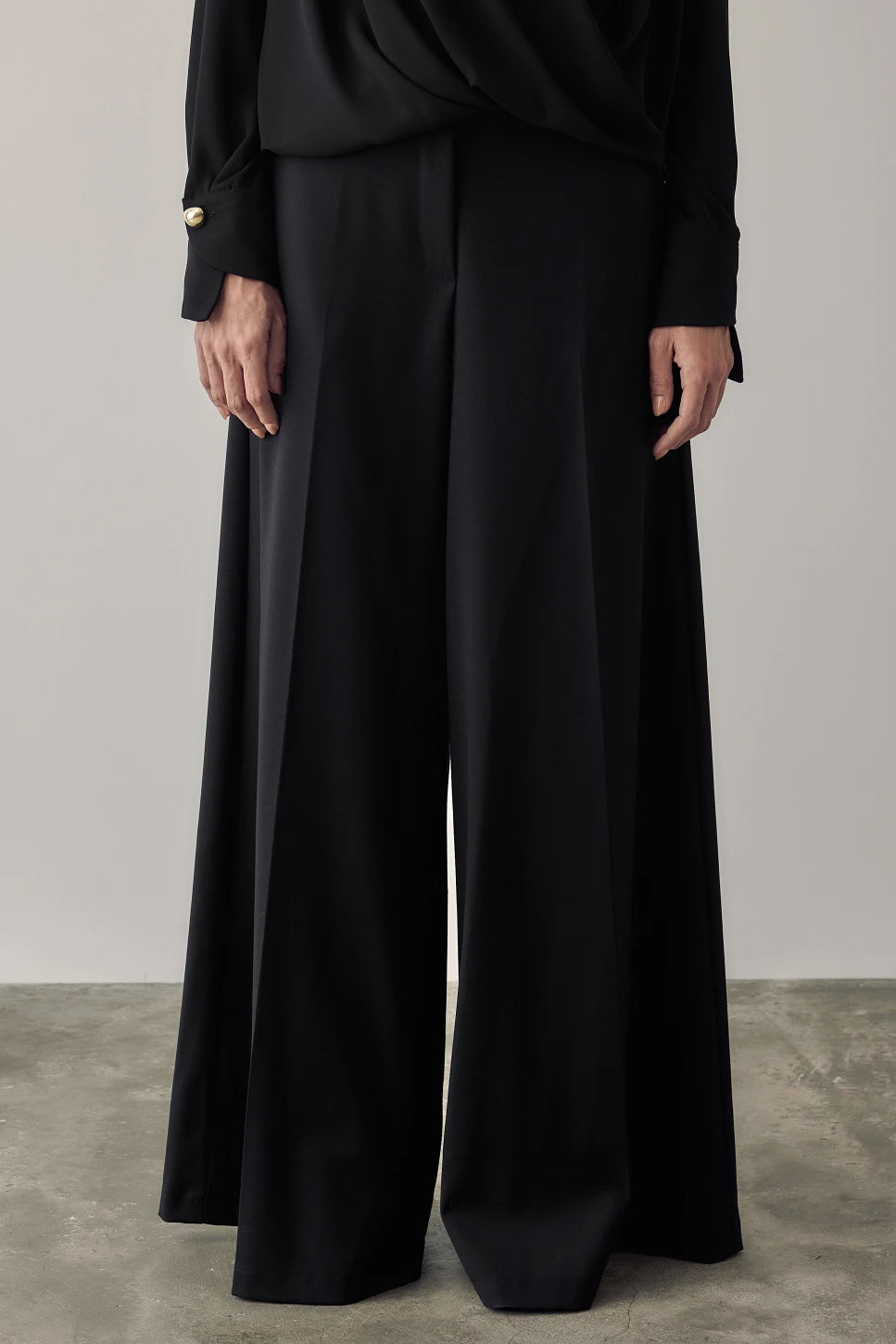 Pantalón palazzo negro BSB — detalle del tejido fluido