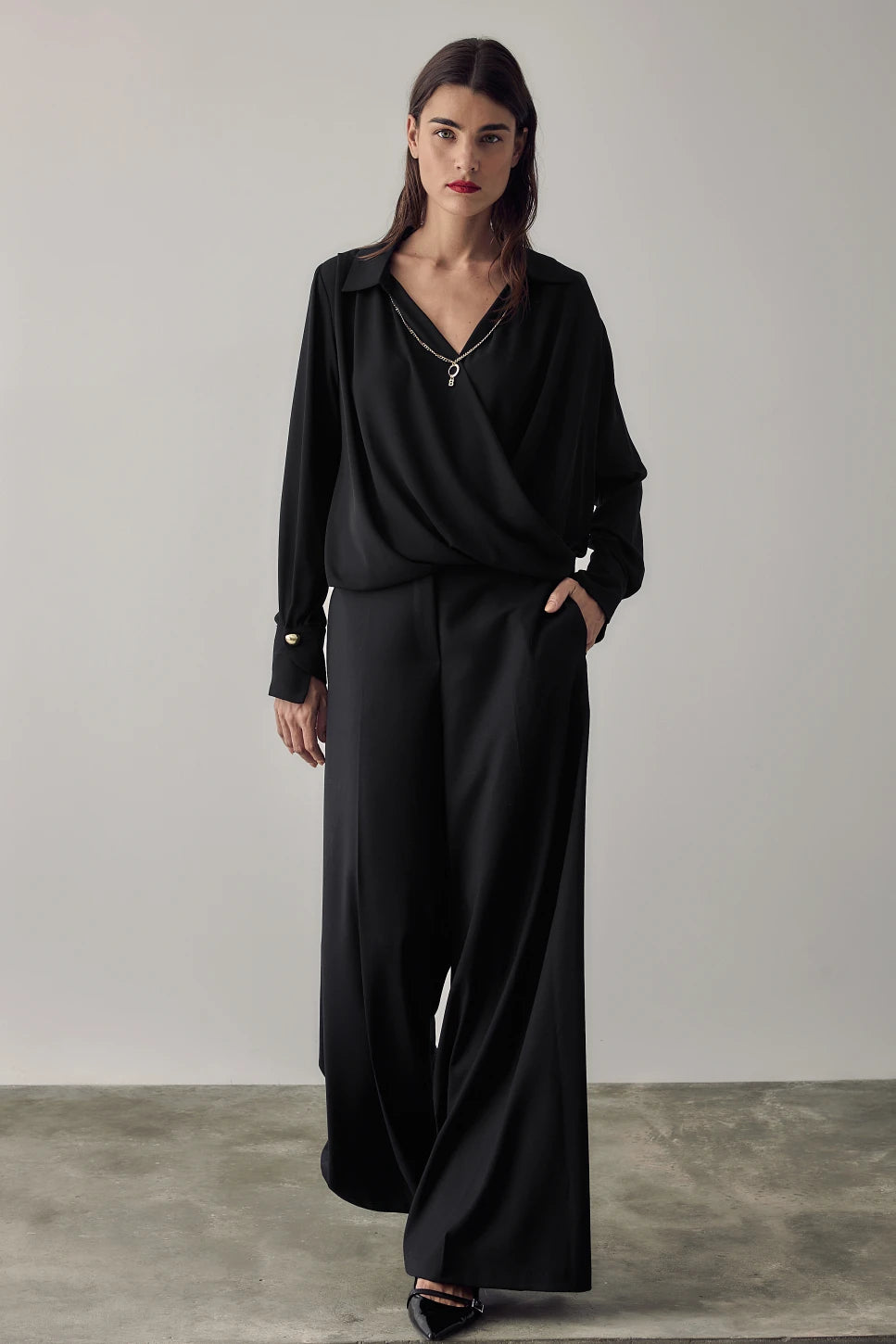 Pantalón palazzo negro BSB — vista frontal con modelo