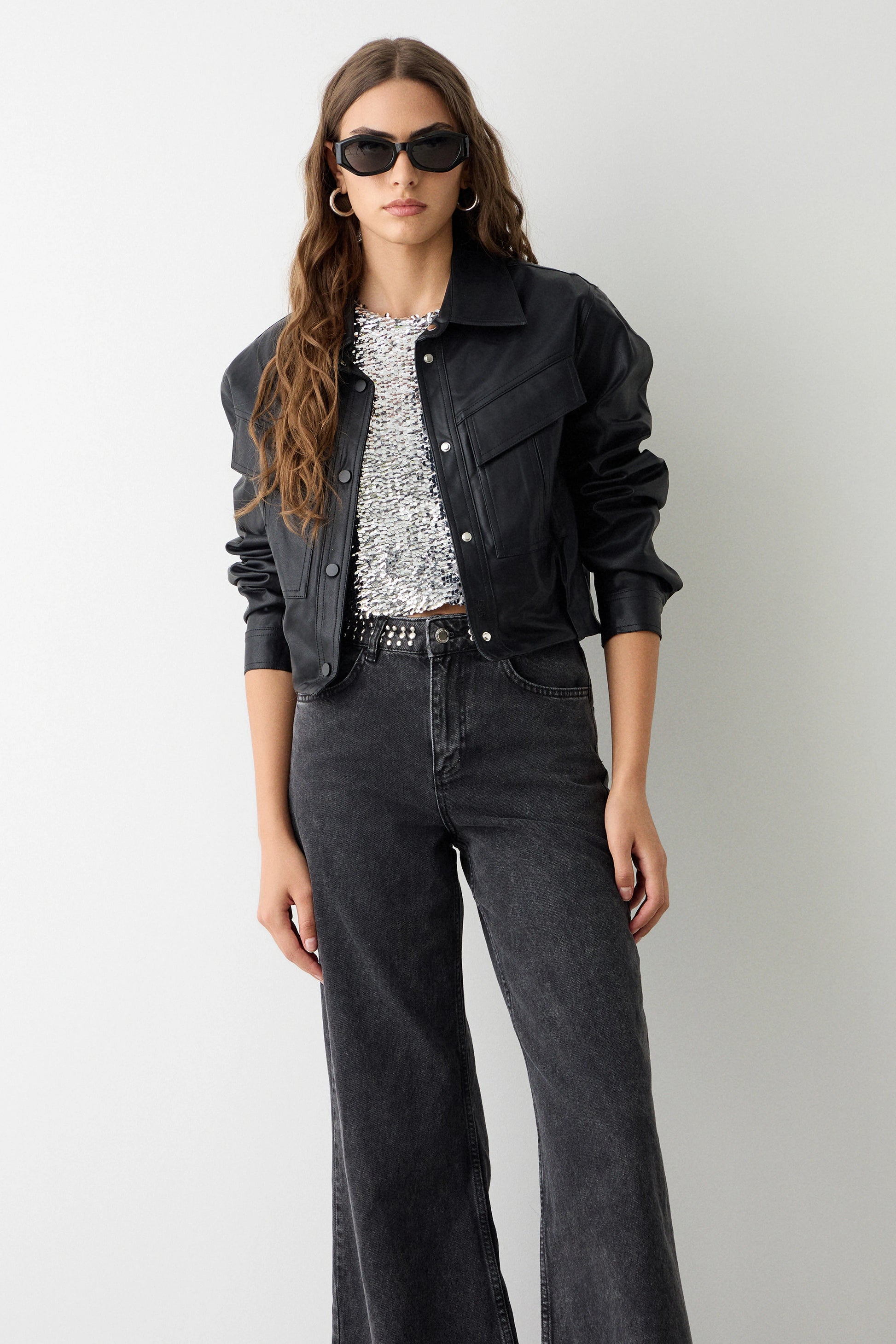 Chaqueta corta efecto piel negra BSB — look con pantalón negro