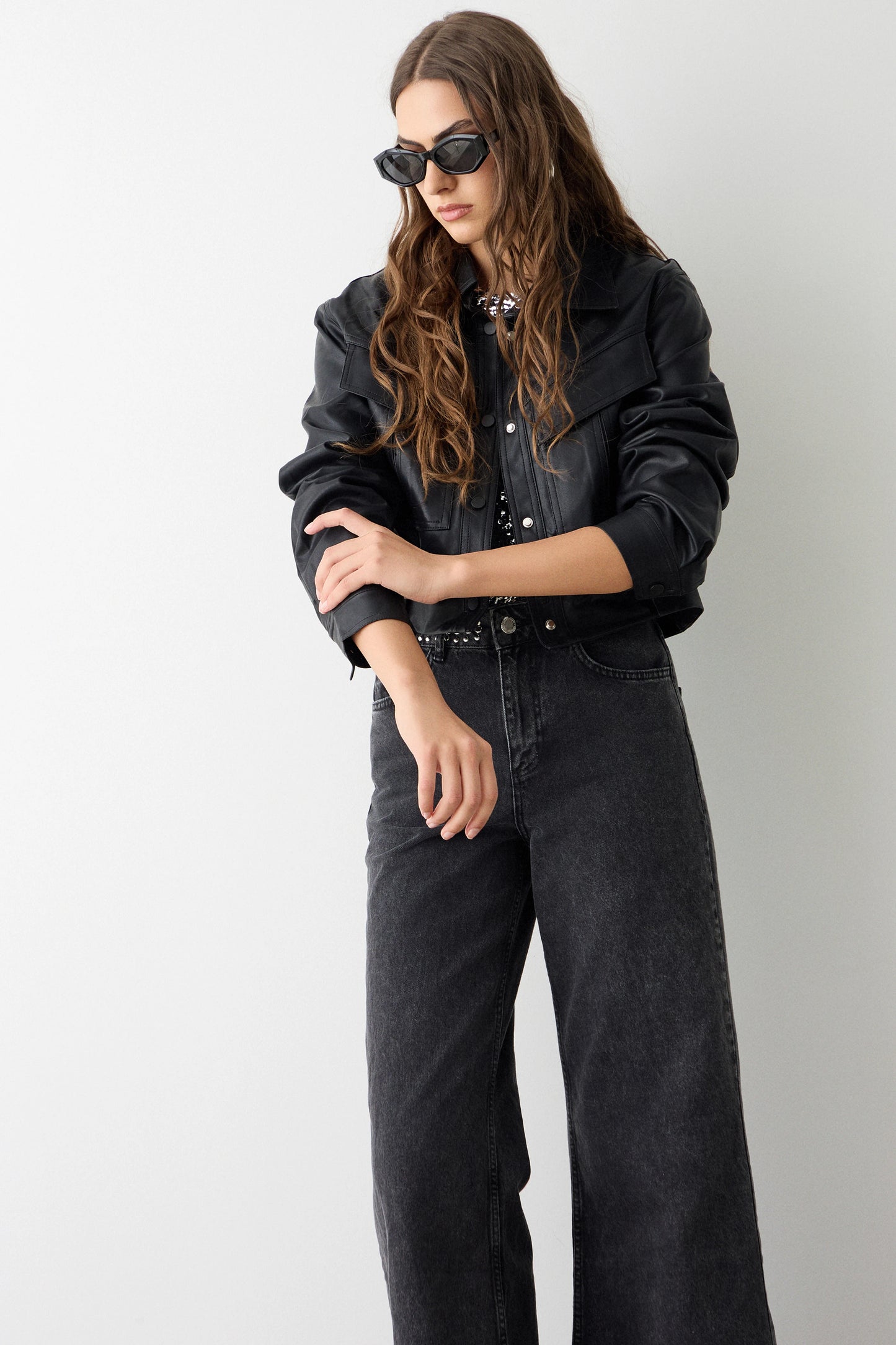 Chaqueta corta efecto piel negra BSB — detalle del acabado